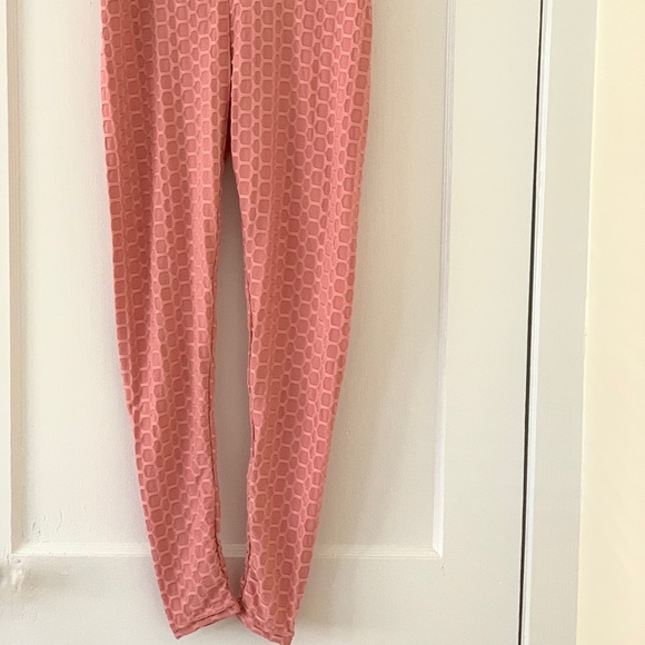 BOOTY SCULPTING LEGGING!! 🍑 💕 size S/M - Picture 2 of 4